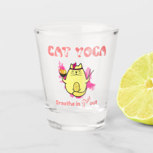 Niedlicher Cat Yoga - "atmen, reinigen" Schnapsglas