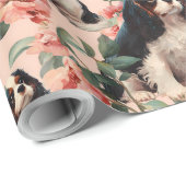 Niedlicher Cavalier King Charles Blumenmuster Geschenkpapier (Rolleneckpunkt)