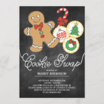 Niedlicher Chalkboard Holiday Cookie Swap Einladung<br><div class="desc">Mit unserer stilvollen Einladung mit modernem Chalkboard-Hintergrund und einem Lebkuchen-Mann,  Bonbons und Zuckerkekse laden wir Sie zu Ihrem Weihnachtskeks-Swap-Weihnachtsfest ein.</div>