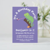 Niedlicher Chamäleon, der einen Bug-Cartoon fängt Einladung (Stehend Vorderseite)