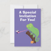 Niedlicher Chamäleon, der einen Bug-Cartoon fängt Einladung (Rückseite)