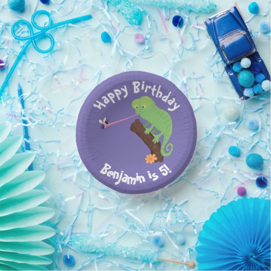 Niedlicher Chamäleon, der einen Bug-Cartoon fängt Pappteller (Party)