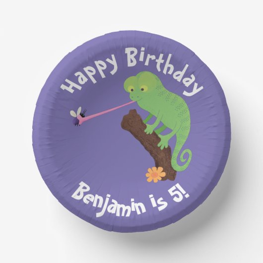 Niedlicher Chamäleon, der einen Bug-Cartoon fängt Pappteller (Vorderseite)