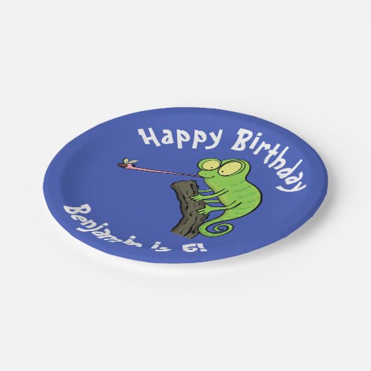 Niedlicher Chamäleon, der einen Bug-Cartoon fängt Pappteller (Schrägansicht)