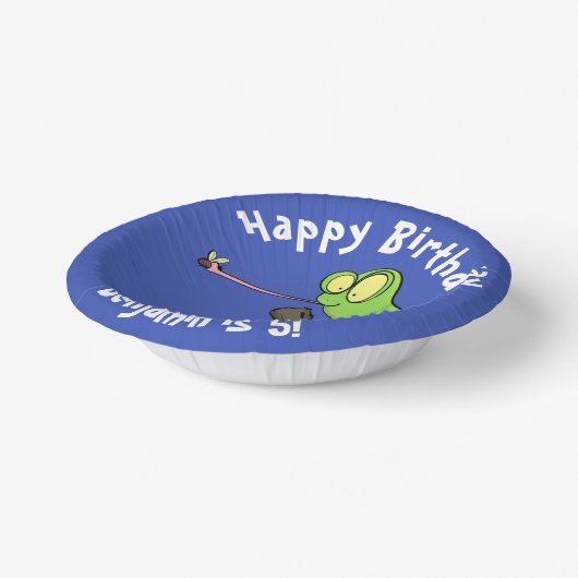 Niedlicher Chamäleon, der einen Bug-Cartoon fängt Pappteller (Gewinkelt)