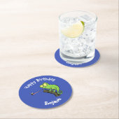 Niedlicher Chamäleon, der einen Bug-Cartoon fängt Runder Pappuntersetzer (Vor Ort)