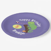 Niedlicher Chamäleon, der einen Bug-Cartoon zum Ge Pappteller (Schrägansicht)