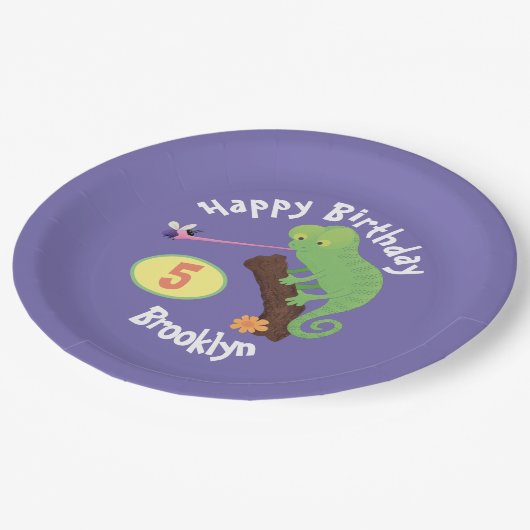 Niedlicher Chamäleon, der einen Bug-Cartoon zum Ge Pappteller (Schrägansicht)