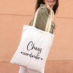 Niedlicher Chaos-Koordinator Tragetasche<br><div class="desc">Behalt dich ruhig und koordiniere das Chaos mit unserem Fun Chaos Coordinator Wedding Planner Tote Bag. Das stilvolle Schwarz-Weiß-Geschenk für Hochzeitsplaner sorgt für eine Touch Spaß. Mit spielerischer Kalligrafie ist es sowohl praktisch als auch ein Sake.</div>