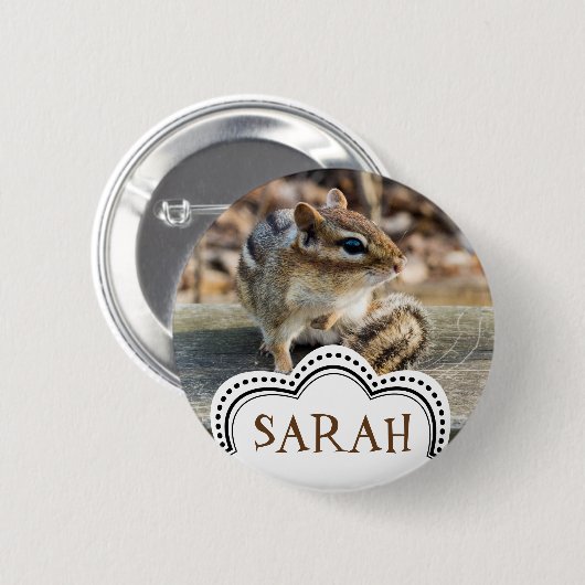 Niedlicher Chipmunk auf Holzbahn im Wald Button (Vorne & Hinten)