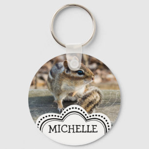 Niedlicher Chipmunk auf Holzbahn im Wald Schlüsselanhänger