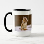 Niedlicher Chipmunk, der eine Erdnuss isst Tasse (Links)