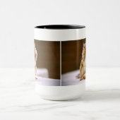 Niedlicher Chipmunk, der eine Erdnuss isst Tasse (Zentrum)