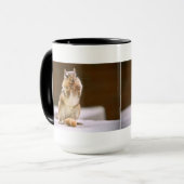 Niedlicher Chipmunk, der eine Erdnuss isst Tasse (Vorderseite Links)