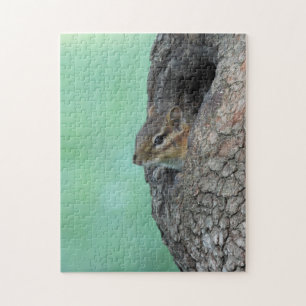 Niedlicher Chipmunk, der in Bäumen aus dem Loch pi Puzzle