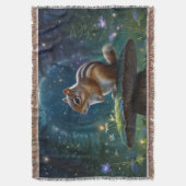 Niedlicher Chipmunk im Mushroom bei Mondlicht Decke (Vorderseite Vertikal)