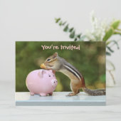 Niedlicher Chipmunk mit Funny Money Piggy Bank Pic Einladung (Stehend Vorderseite)