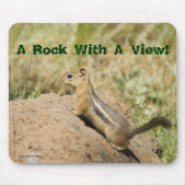 Niedlicher Chipmunk-Peering auf einer Rock-Fotomod Mousepad (Vorne)