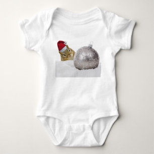 Niedlicher Chipmunk Silver und Schnee Weihnachtsfe Baby Strampler