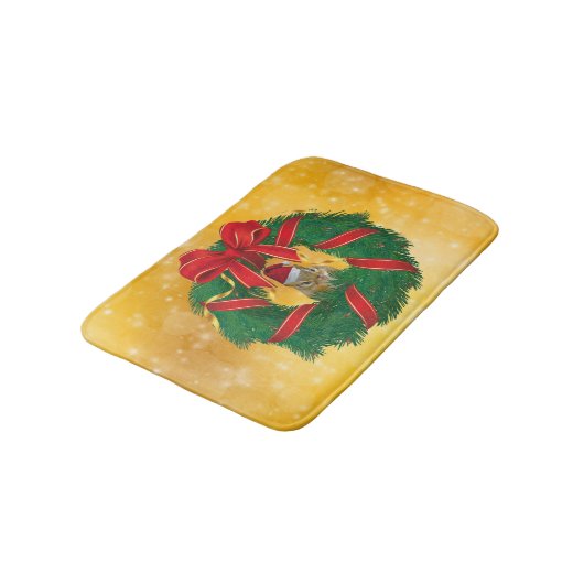 Niedlicher Chipmunk Weihnachtskranz Badematte (Schrägansicht)