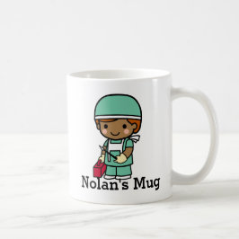 Niedlicher Chirurg in Scrubs mit Scalpel Kaffeetasse