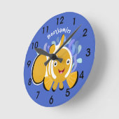 Niedlicher Clownfisch-Anenom-Cartoon Runde Wanduhr (Winkel)