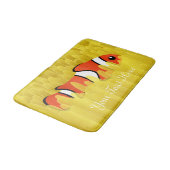 Niedlicher Clownfisch und wunderschöner Gelbmeeran Badematte (Schrägansicht)
