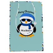 Niedlicher cooler Pinguin Frohe Weihnachten Blue P Mittlere Geschenktüte (Vorderseite)