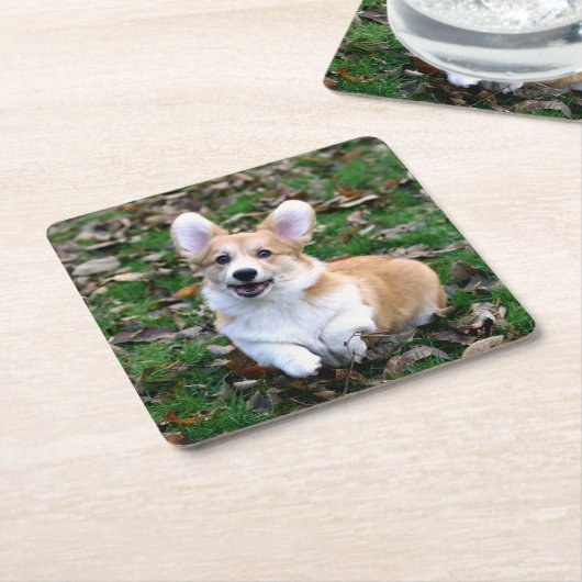 Niedlicher Corgi-Hund springend Rechteckiger Pappuntersetzer (angewinkelt)