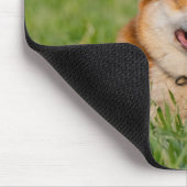 Niedlicher Corgi im Gras Mousepad (Ecke)