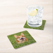 Niedlicher Corgi im Gras Rechteckiger Pappuntersetzer (Vor Ort)
