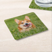 Niedlicher Corgi im Gras Rechteckiger Pappuntersetzer (angewinkelt)