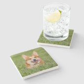 Niedlicher Corgi im Gras Steinuntersetzer (Seitenansicht)