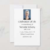 Niedlicher Cuddling-Raccoon für den benutzerdefini Einladung (Rückseite)