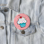 Niedlicher Cupcake auf Rot und Weiß Gingham Button (Beispiel)
