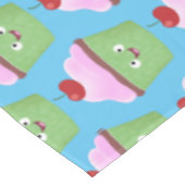 Niedlicher Cupcake Cartoon Tischdecke (Schrägansicht)