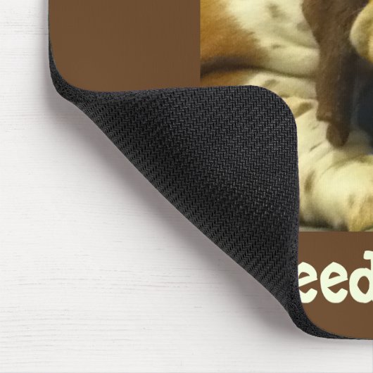 Niedlicher Dachshund auf lustigem "Bedarfs-Kaffee" Mousepad (Ecke)