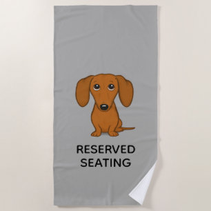 Niedlicher Dackel-Cartoon-Dackel-Hund mit Strandtuch