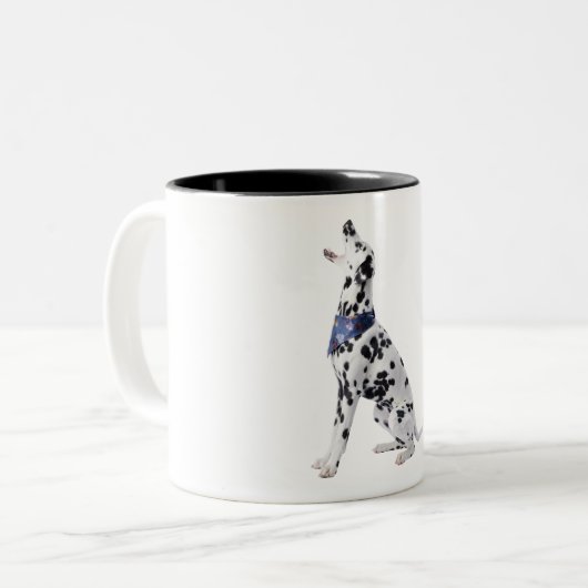 Niedlicher Dalmatiner Hundesitz Zweifarbige Tasse (Vorderseite Links)