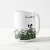 Niedlicher Dalmatiner Welpe in Daisies Kaffeetasse (VorderseiteRechts)