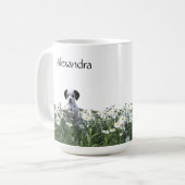 Niedlicher Dalmatiner Welpe in Daisies Kaffeetasse (Vorderseite Links)