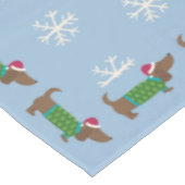 Niedlicher Daschund und Snowflakes Blau Illustrier Tischdecke (Schrägansicht)
