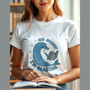 Niedlicher Delphin, der ein Buch liest T-Shirt
