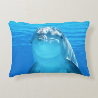 Niedlicher Delphin-Marinetier im blauen Meer Dekokissen