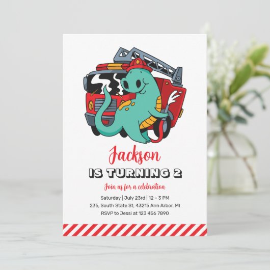 Niedlicher Dinosaurier Feuerwehrmann Kinder Dino G Einladung (Stehend Vorderseite)
