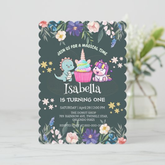 Niedlicher Dinosaurier Unicorn Regenbogen Blumenge Einladung (Stehend Vorderseite)