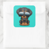 Niedlicher Doberman Welpenhund mit Sonnenbrille Quadratischer Aufkleber (Tasche)