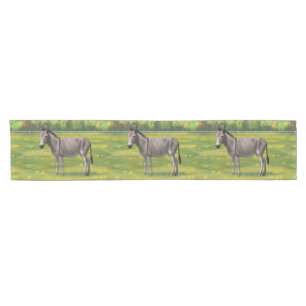 Niedlicher Donkey Gray Burro in Weide Kurzer Tischläufer