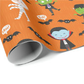 Niedlicher Dracula Halloween Vampire auf Orange Geschenkpapier (Rolleneckpunkt)
