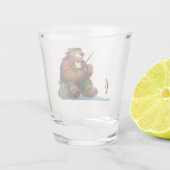 Niedlicher, draussen jagender Bär beim Fischen Schnapsglas (Rückseite)